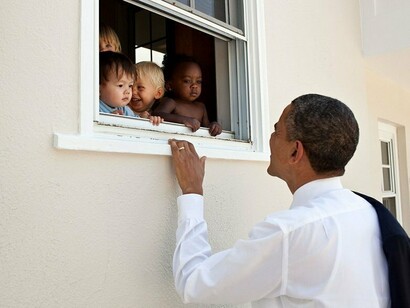Pete Souza. Barack Obama saludando a unos niños
