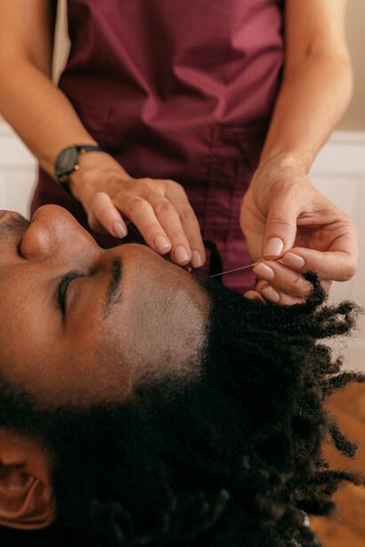 Práticas como meditação, aromaterapia e reflexoterapia nas PICs incentivam o bem-estar mental, emocional e físico, promovendo saúde integral