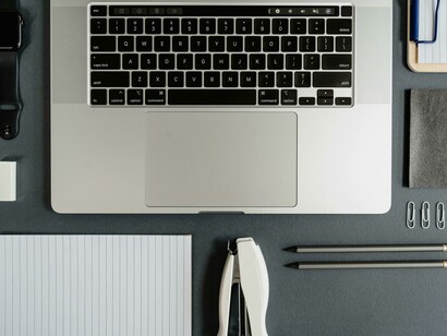 Los manuales de redacción y comunicación clara ofrecen estrategias concretas para mejorar un texto, desde leer en voz alta hasta aplicar pruebas con usuarios