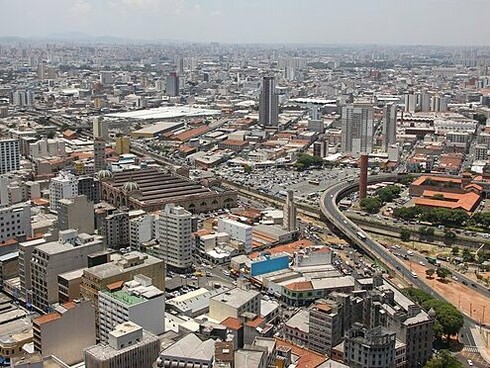 Vista aérea da cidade de São Paulo. Relato para ela (também soteropolitana) que igualmente tinha estas pequenas ilusões de ótica de enxergar a linha do horizonte em algum ponto da cidade quando cheguei em São Paulo, mesmo que fosse no limiar distante do amontoado de prédios, mas que há tempos havia perdido estes pequenos ‘devaneios’. Para minha surpresa, ela me respondeu que seguia vendo



