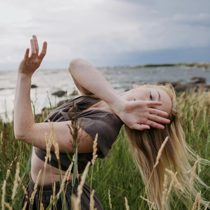 A liberdade do movimento feminino encontra força e expressão na dança in natura, uma arte que conecta corpo, alma e natureza