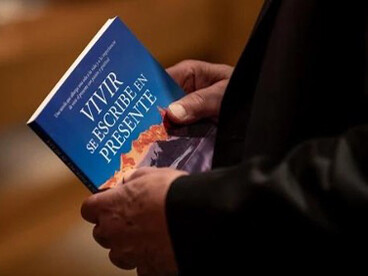 Lo que el libro ofrece al lector es un espacio para interrogarse sobre el presente, ese tiempo que Fernando intenta comprender mientras mira la estantería de un supermercado