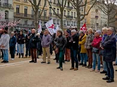 Écouter l'orateur contre le Projet de loi relative à l'asile et à l'immigration en France  au cours d'une manifestation à Saint-Étienne,	25 mai 2023