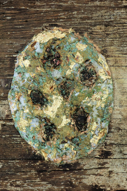 Universal Egg wood, 2018, resina, acrilico,, materiali plastici combusti su legno, 50 × 40 cm
