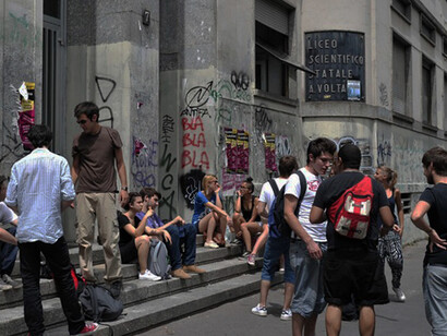 Studenti fuori dalla scuola