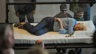 Um corpo que, em 1995, ganhou forma sob a execução de Swinton na Serpentine Gallery, em colaboração com a artista Cornelia Parker. Reencenada em 1996 no Museo Barracco e, por fim, em 2013 no MoMA, concretizada uma vez mais por Tilda Swinton