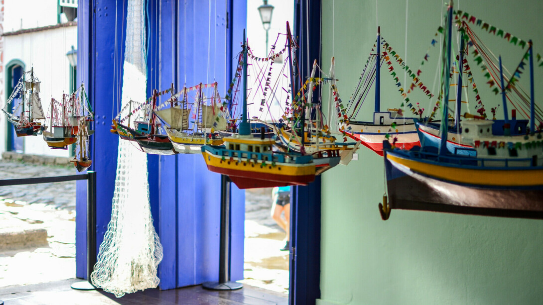 Exposição de barcos feitos à mão na Casa da Cultura Câmara Torres na cidade de Paraty, Rio de Janeiro, Brasil