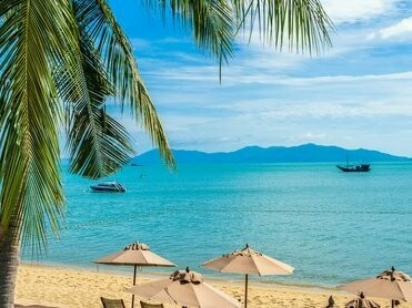 Praia em dia de sol. A domingueira na cidade do Rio de Janeiro é praia para quase todos, com o sol dando sua graça após três dias de frente fria e chuvas. Não houve cumulonimbus, pelo menos não foram noticiadas, e já peguei na rua daquelas de 3km de diâmetro por 32km de altura. É prova para o Aquaman