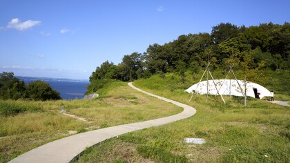 Una cáscara de hormigón sin pilares, sin columnas, sin ningún soporte vertical que imita la gota de agua en el preciso instante en que impacta sobre una superficie. Museo de Arte de Teshima, Japón 