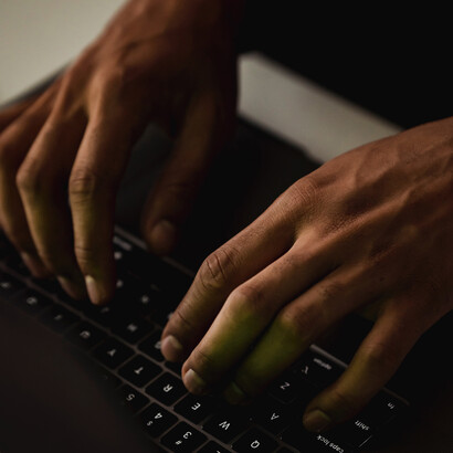 Usuário da internet clica em anúncios indicados na lateral de seu navegador