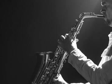 Nacido del encuentro entre ritmos africanos, tradiciones europeas y la vida cultural de Nueva Orleans, el jazz transformó la manera de escuchar música, de bailar y de sentir la improvisación