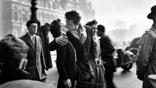 Robert Doisneau, Il Bacio dell'Hotel de Ville, 1950 © atelier Robert Doisneau