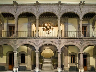 En el siglo XVIII, el arquitecto español Francisco Guerrero y Torres remodeló profundamente el edificio bajo el estilo barroco, transformándolo en el Palacio de los Condes de Santiago de Calimaya