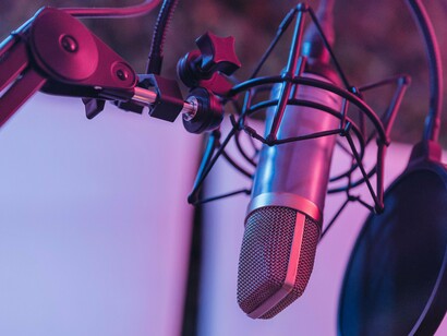 Microfone. Um aspecto positivo da tecnologia de IA é a possibilidade de preservar para sempre as vozes de dubladores icônicos, garantindo que seus trabalhos não se percam com o tempo. A ideia de “eternizar” vozes consagradas, como a do Goku ou de artistas já falecidos, abre caminho para novos projetos que possam utilizar essas vozes de forma legal e remunerada