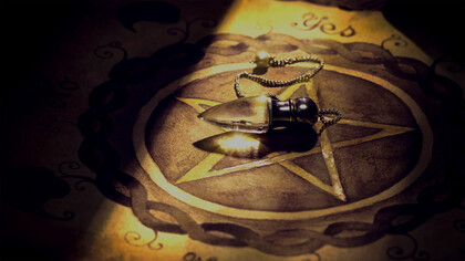 Radiesthésie. Dans l'Égypte Antique, les "pendules" servaient déjà bel et bien à percer la membrane du monde de l'invisible et permettaient donc de se connecter au monde de l'énergie