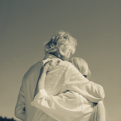 Amar en el tiempo, con sus pruebas y alegrías, es descubrir que la felicidad se construye día a día en la fidelidad compartida