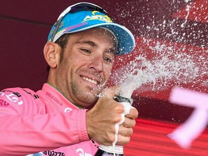 Vincenzo Nibali celebra su victoria con champagne