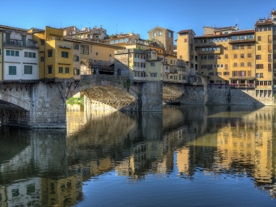 El modelo histórico se transmitía como una forma cargada de experiencia acumulada; la proyectación computacional trabaja con parámetros, simulaciones y optimizaciones. "Ponte Vecchio", 2013. Florencia, Italia                   