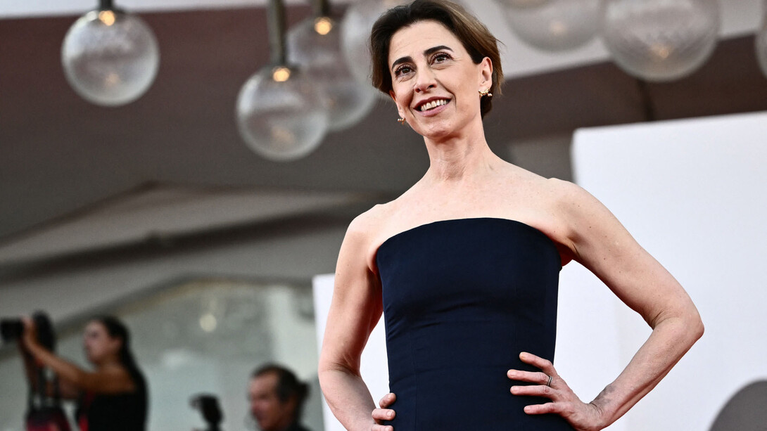 Fernanda Torres conquistou o público com atuações memoráveis no cinema e na TV. Desde seu prêmio em Cannes até papéis icônicos, sua trajetória é a prova do poder do talento e da dedicação