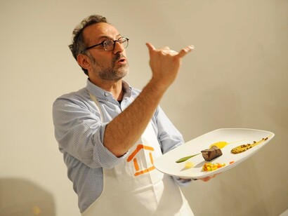 El chef Massimo Bottura presentando uno de sus platos en el restaurante La Francescana de Modena, Italia