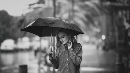 Negatività e grigiore. A volte succedono in sequenza diversi eventi negativi: tutto sembra congiurare contro il tuo ottimismo e la tua voglia di reagire. Ti senti così triste che ti sembra impossibile trovare un appiglio per trasformare il tono della tua giornata. Se fosse un colore sarebbe grigio scuro (nella migliore delle ipotesi) se non completamente nero