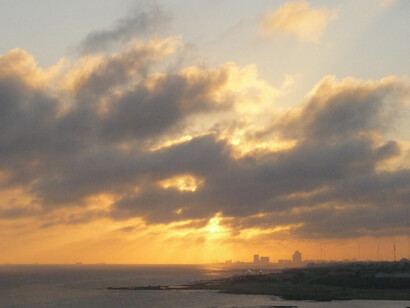Cielo arancio nero su Tripoli. Foto di Simonetta Sandri