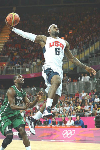 LeBron James jouant avec l'équipe des États-Unis de basketball aux Jeux Olympiques de Londres 2012. Photo par Mansoor Ahmed