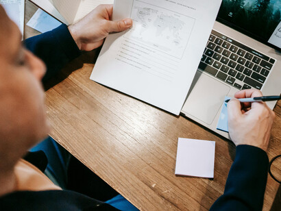 Descubra como a IA está impactando a produtividade e o bem-estar no ambiente de trabalho e o papel da liderança nesse cenário

