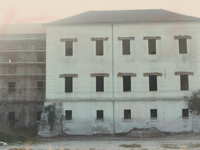 Il futuro della Caserma è incerto, nonostante i tentativi di rivalutazione e le proposte della comunità, come quella degli studenti che l'avevano immaginata come centro di accoglienza e formazione. Immagine presa dal Catalogo Generale dei Beni Culturali, Nola (NA)

