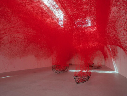 Chiharu Shiota.«Un viaje incierto», 2016,  La exposición se presentó por primera vez en 2016 en la galería Blain|Southern de Berlín, Alemania