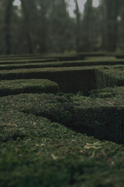 Conosci te stesso. Con questa sentenza il dio Apollo intima agli uomini di «riconoscere la propria limitatezza e finitezza», o ancora «conosci chi sei e non presumere di essere di più», un’esortazione a non cadere negli eccessi e a non offendere la divinità pretendendo di essere come il dio