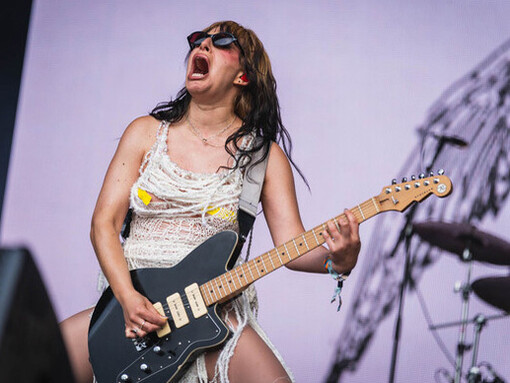 Abertura de la vagina: cuando encuentras el orificio de la uretra, basta con que sigas hacia abajo en línea recta y ahí está la abertura de la vagina. Maneqquin Pussy (Vulva maniquí) Festival Wide Awake, mayo 2025, en Brockwell Park, Londres, Inglaterra