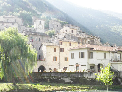 Vista di Scheggino dal fiume Nera