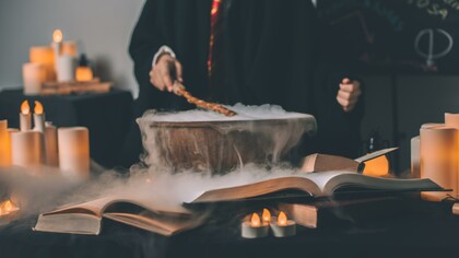 Babbani intenti in un esperimento di magia