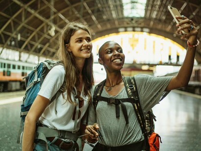 Amigas viajam juntas. em um momento muito especial da minha vida, ganhei de presente uma viagem para o lugar que eu quisesse ir. Sim, eu podia escolher para onde quisesse viajar, mas também não dava para acabar com todo o dinheiro do caixa - até porque não dá em árvore - havia limites e essa uma das primeiras dicas que dou para quem deixa de viajar porque tem medo da fatura do cartão no final do mês: estabelecer um valor para a viagem e planejar os gastos maiores com essa base

