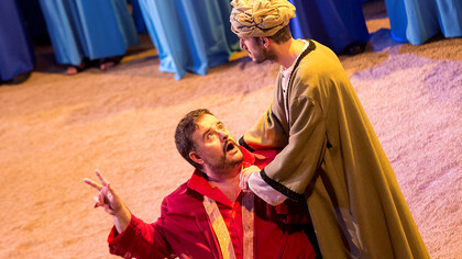 Luis Cansino, el tenor Jesús Gómez (‘Abdallo’) y el Coro de Ópera de Málaga. Foto: Daniel Pérez / Teatro Cervantes