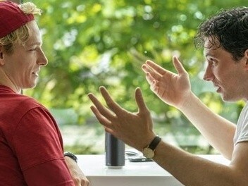 Josh O'Connor e Mike Faist in una scena del film. Sia Josh O'Connor che Mike Faist hanno forti radici nel teatro. O'Connor ha recitato in numerose produzioni teatrali in Inghilterra, mentre Faist ha origini a Broadway, dove ha interpretato ruoli importanti come quello di Connor in Dear Evan Hansen. Questo background teatrale ha contribuito alla loro capacità di portare intensità e sfumature emotive ai loro ruoli in Challengers
