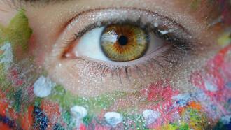 La creatività è una qualità che abbraccia molteplici sfaccettature. Può manifestarsi in diversi modi, come la creatività artistica, la creatività scientifica, la creatività nella risoluzione dei problemi o persino la creatività nella comunicazione