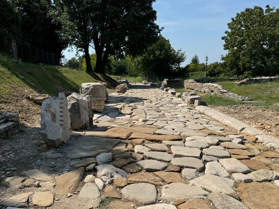 Le antiche strade della città di Aquileia testimoniano l’importanza di questo centro romano come crocevia commerciale tra l’Adriatico e l’Europa centrale. Aquileia, Italia