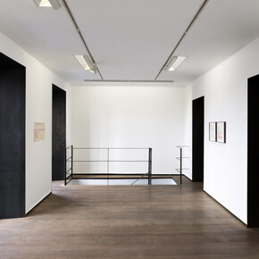 Giorgio Griffa, vista de exhibición. Cortesía de la Galería Rafael Pérez Hernando