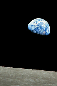A Terra, em sua imensidão e beleza, nos convida a refletir sobre a transitoriedade da vida humana e a interconexão entre todos os seres vivos. Ao reconhecer nossa responsabilidade ambiental, podemos preservar este planeta incrível para futuras gerações