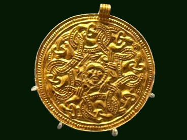 La vera ricerca dell’alchimista non consiste soltanto nel fabbricare oro, ma nel trasformare se stesso, ricomponendo ciò che è frammentato e imperfetto