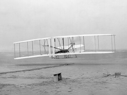 Orville y Wilbur Wright realizaron con éxito el primer vuelo de la historia