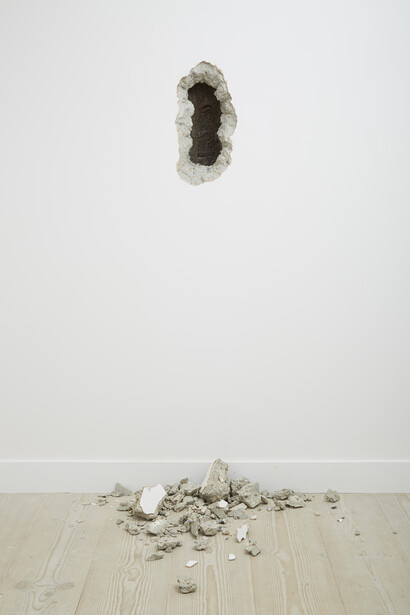 Shan Hur, Forgotten #07 (The Door in the Wall), 2015, concrete, mixed media, 77 x 42 x 29 cm © Shan Hur, 2015, Courtesy: Gazelli Art House, Photography: Benjamin Westoby