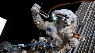 Il cosmonauta russo Oleg Artemyev, ingegnere di volo della Expedition 40, vestito con una tuta spaziale russa Orlan, partecipa a una sessione di attività extraveicolare (EVA) a sostegno della scienza e della manutenzione sulla Stazione Spaziale Internazionale. 2014, fonte NASA