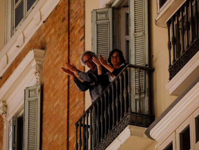 Personas aplaudiendo al personal sanitario durante la crisis de la pandemia por COVID-19, España