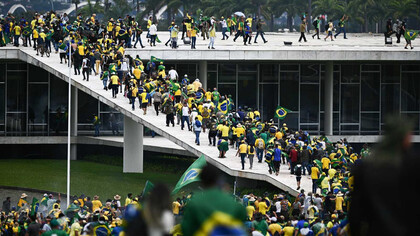 Manifestantes a favor del ex presidente Bolsonaro intentan tomar el Congreso Nacional en Brasilia, Brasil