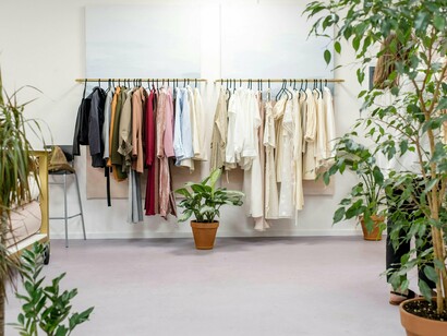 Arara de loja de moda circular, abordagem regenerativa onde o vestuário e os têxteis são concebidos, produzidos e consumidos visando minimizar o desperdício, a poluição e a utilização de recursos naturais. Considerando a preocupação dos consumidores (principalmente das novas gerações) com as questões sociais e ambientais, não é raro acontecer os boicotes às marcas que desrespeitam as diretrizes legais do que o público considera como sustentável