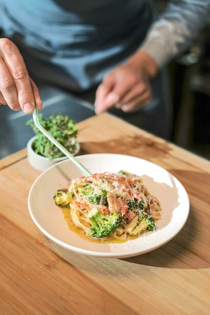 Chef serve comida italiana