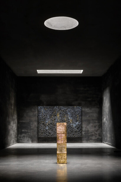 Various artists, Human traces: presence, absence, and material memory, exhibition view. Courtesy of Axel Vervoordt Gallery